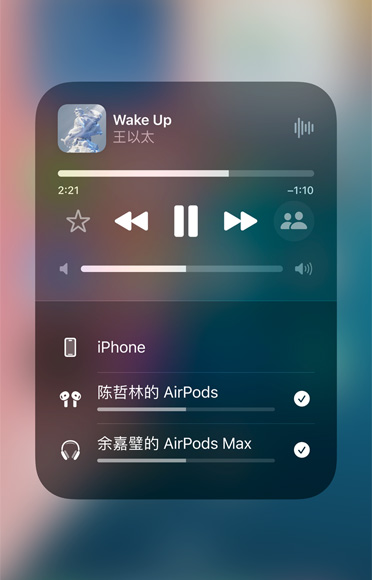 截屏展示兩副不同的 AirPods 播放 Apple Music 上的同一首歌曲。