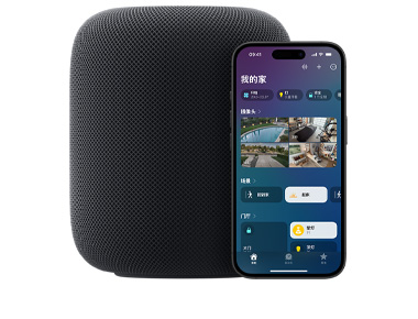 午夜色 HomePod 以及顯示家庭 app 中“我的家”用戶界面的 iPhone。