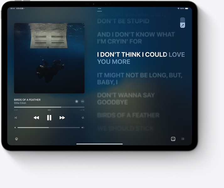 iPad 屏幕上顯示 Billie Eilish 的 Birds of a feather 的歌詞，高亮顯示的句子代表正在演唱的部分。