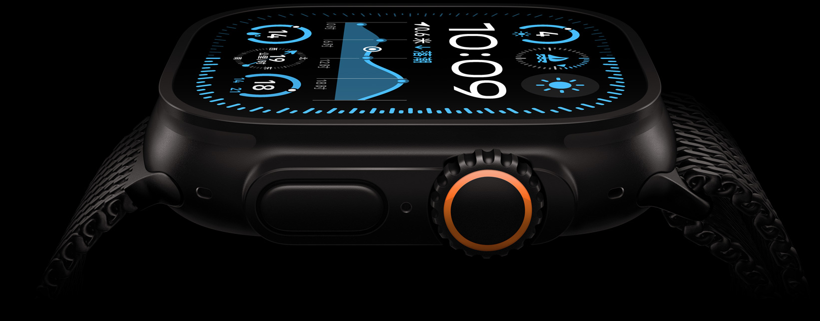 黑色鈦金屬表殼款 Apple Watch Ultra 2 的屏幕上顯示有時間、潮汐和方向等信息。