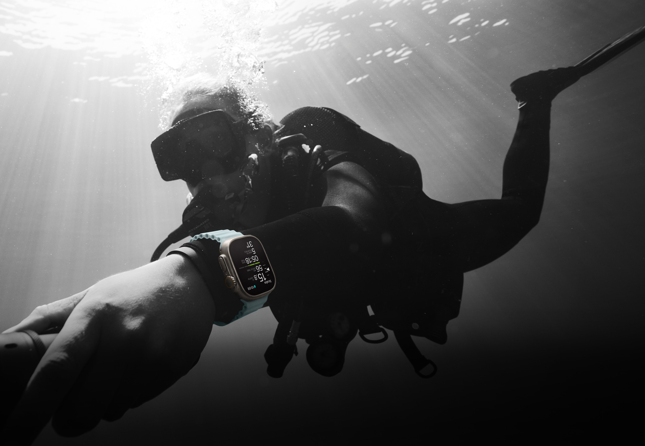 一名水肺潛水員戴著 Apple Watch Ultra 2 潛水。