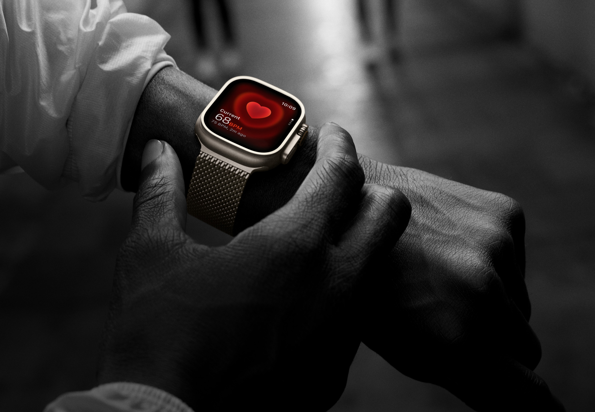 Apple Watch Ultra 2 屏幕上顯示當(dāng)前心率和兩分鐘前的心率。