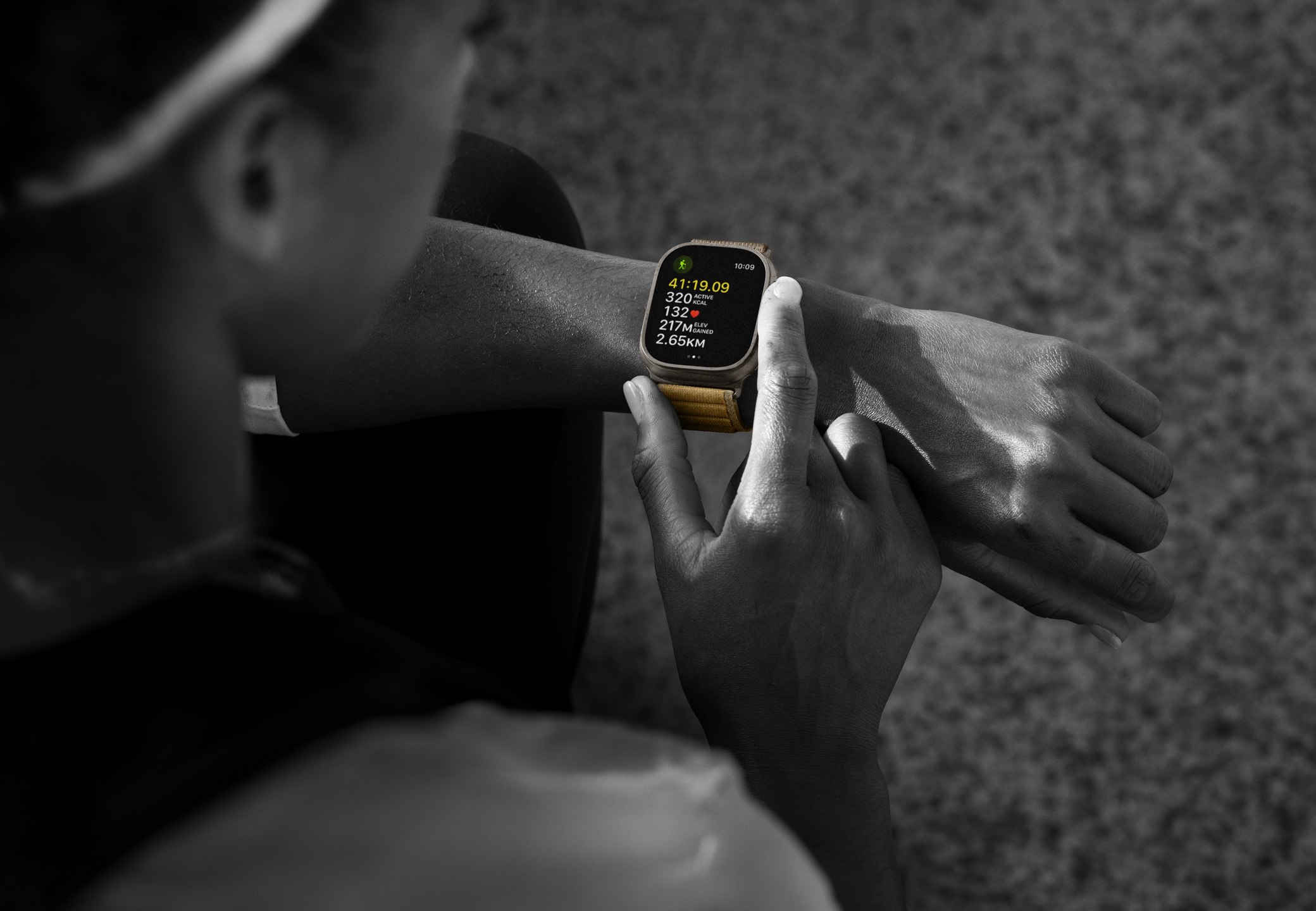 一個徒步旅行者用 Apple Watch Ultra 2 查看動態(tài)千卡、心率、爬升高度和距離。