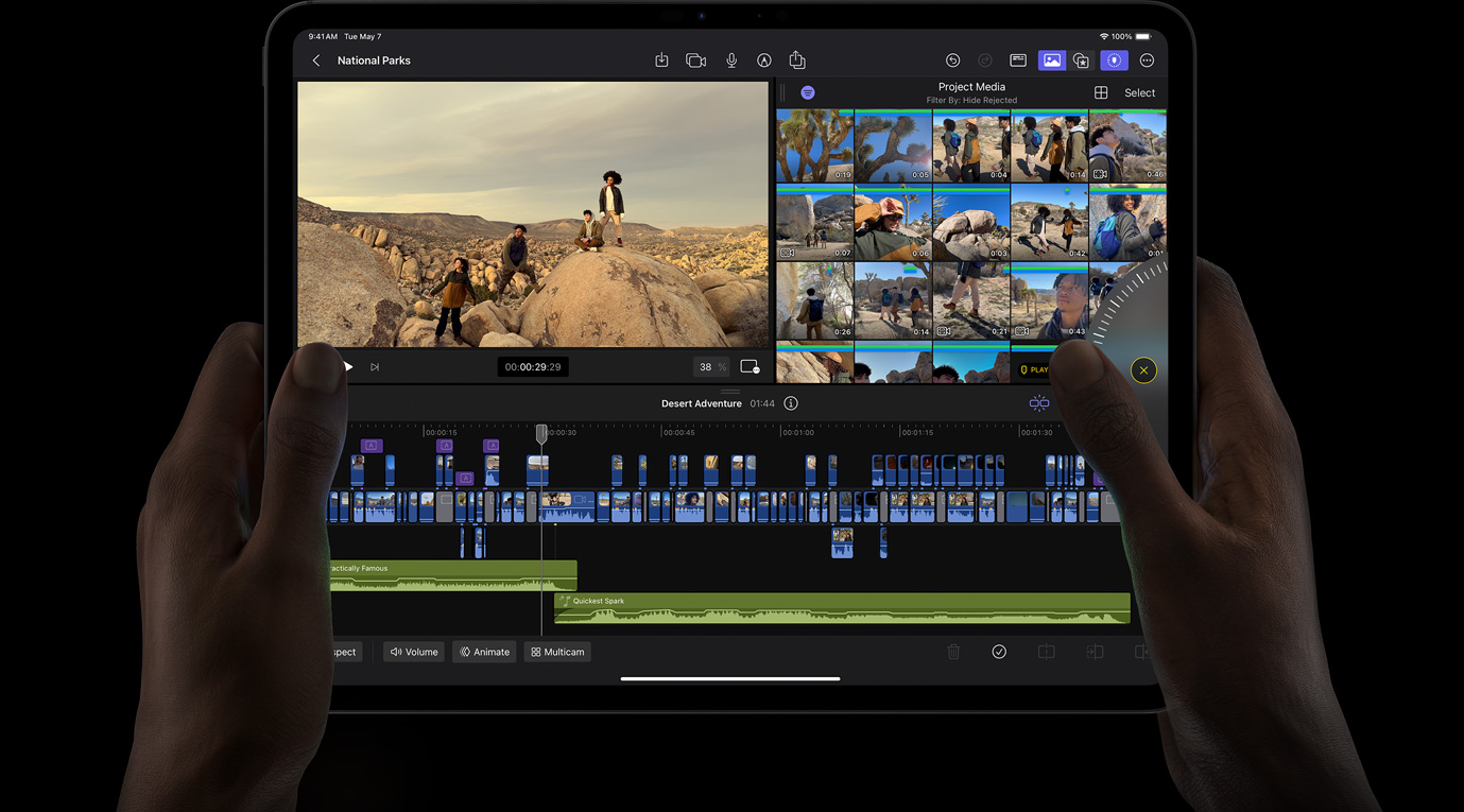 一雙手拿著 iPad Pro，正在使用調(diào)節(jié)輪來瀏覽 iPad 版 Final Cut Pro 中的素材