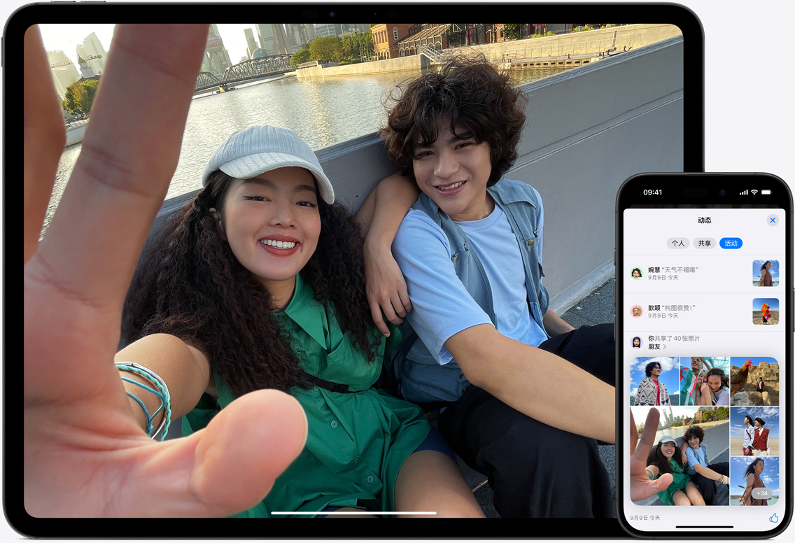 iPad 和 iPhone 屏幕顯示著 iCloud 照片,畫面是兩個(gè)朋友在上海以外白渡橋和東方明珠電視塔為背景微笑著合影