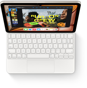 iPad Air 連接在白色妙控鍵盤上，以俯視視角展示設備搭配鍵盤的效果。