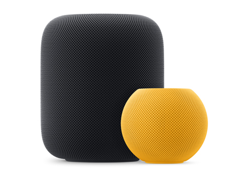 一部午夜色 HomePod 和一部黃色 HomePod mini 并排放置。