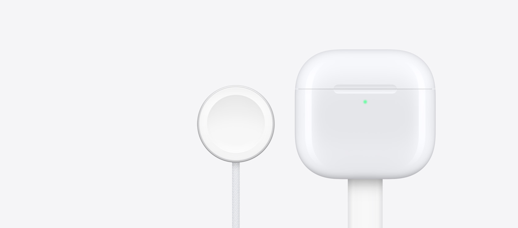 Apple Watch 充電器旁邊放著 AirPods 4 充電盒。