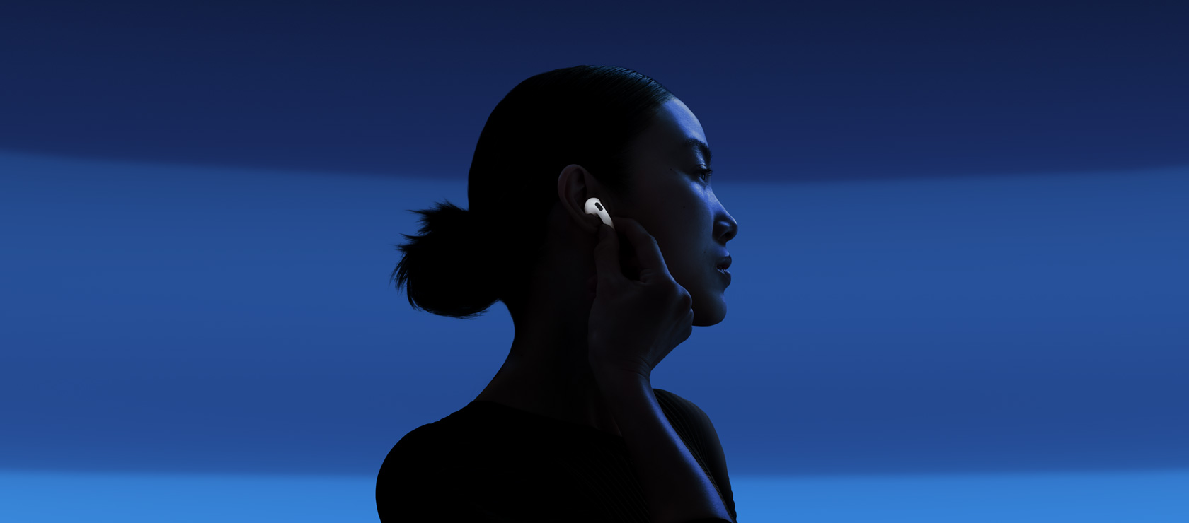 全新 AirPods 4 的正面與背面外觀特寫。