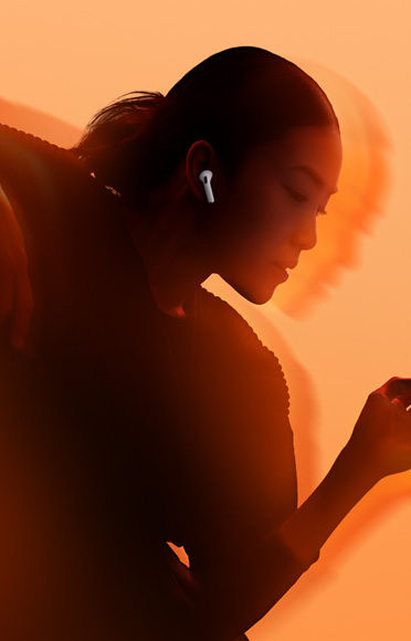 一個人戴著 AirPods 4。