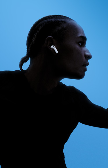 一個人戴著 AirPods 4。