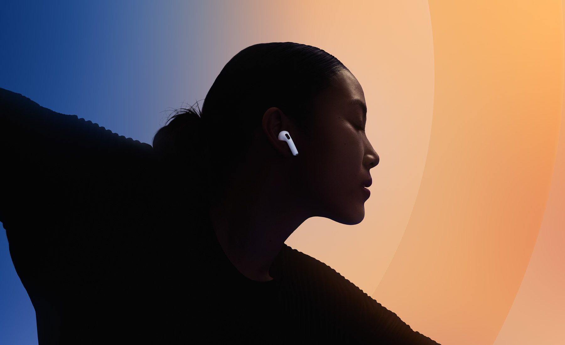 一個人戴著 AirPods 4 跳舞。