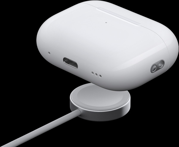 懸浮在 Apple Watch 充電器上方的 MagSafe 充電盒，以斜側(cè) 45 度視圖重點(diǎn)展示揚(yáng)聲器、掛繩孔和 USB-C 端口。