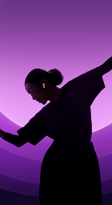 一位女子戴著 AirPods Pro 跳舞的剪影。
