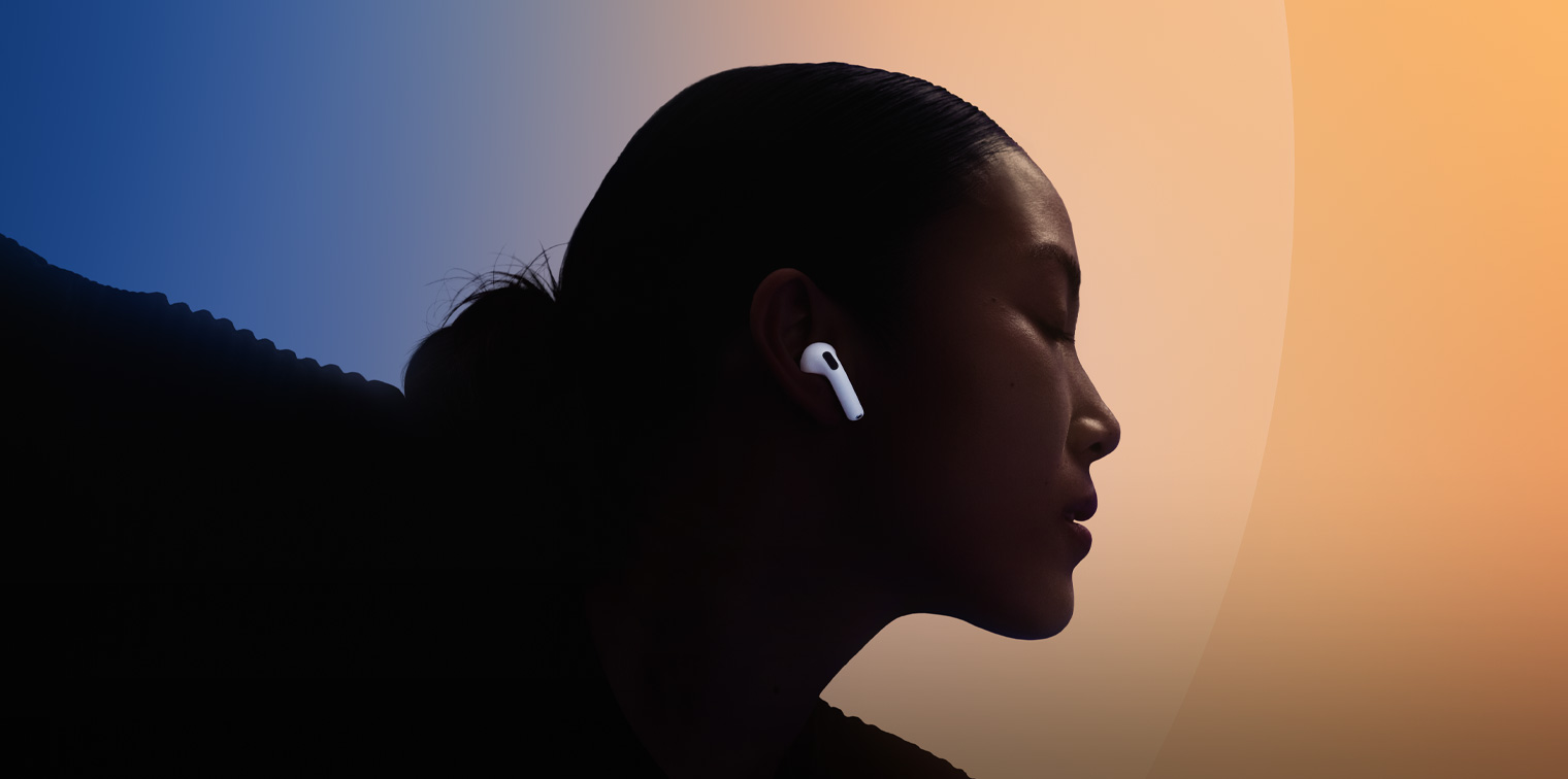 一位女子戴著 AirPods 跳舞