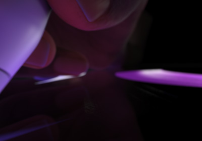 用戶手握 Apple Pencil Pro，做出書寫姿勢(shì)。筆尖向下按向屏幕時(shí)，屏幕顯示較粗的亮紫色筆觸被繪制出來(lái)。