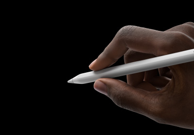 用戶的一只手握著 Apple Pencil Pro，做出書寫姿勢(shì)。筆尖對(duì)準(zhǔn)的位置展示出一個(gè)新的工具盤。