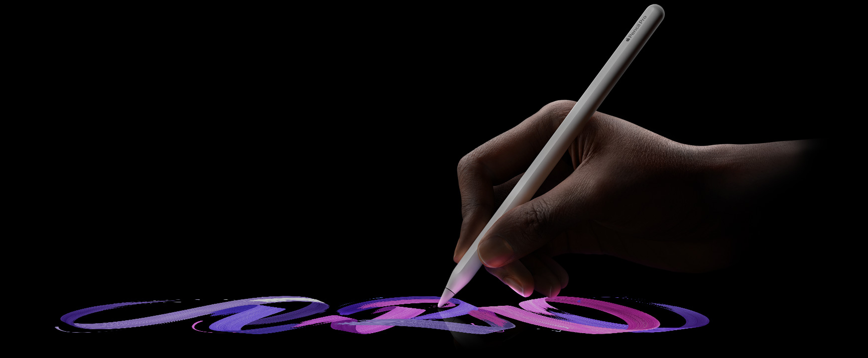 用戶手拿 Apple Pencil Pro，醒目的筆觸跟隨筆尖流動(dòng)。