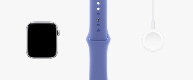 Apple Watch SE、淡藍紫色 (紫色/藍色系) 運動型表帶和磁力充電器轉 USB-C 連接線并列排放的正面視圖。