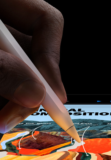 手持 Apple Pencil Pro 的特寫鏡頭。iPad 屏幕上顯示的是一份演示文稿。
