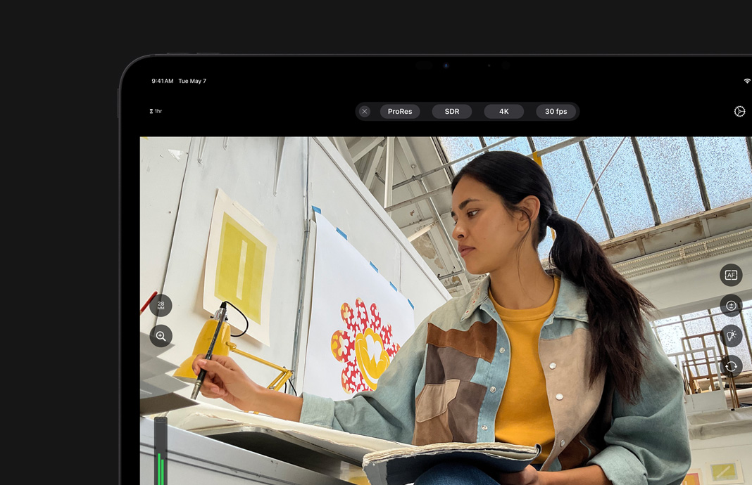  iPad Pro 的相機設(shè)置界面，展示 iPad Pro 的 ProRes 拍攝功能已開啟， 旁邊是一位女藝術(shù)家的圖像。