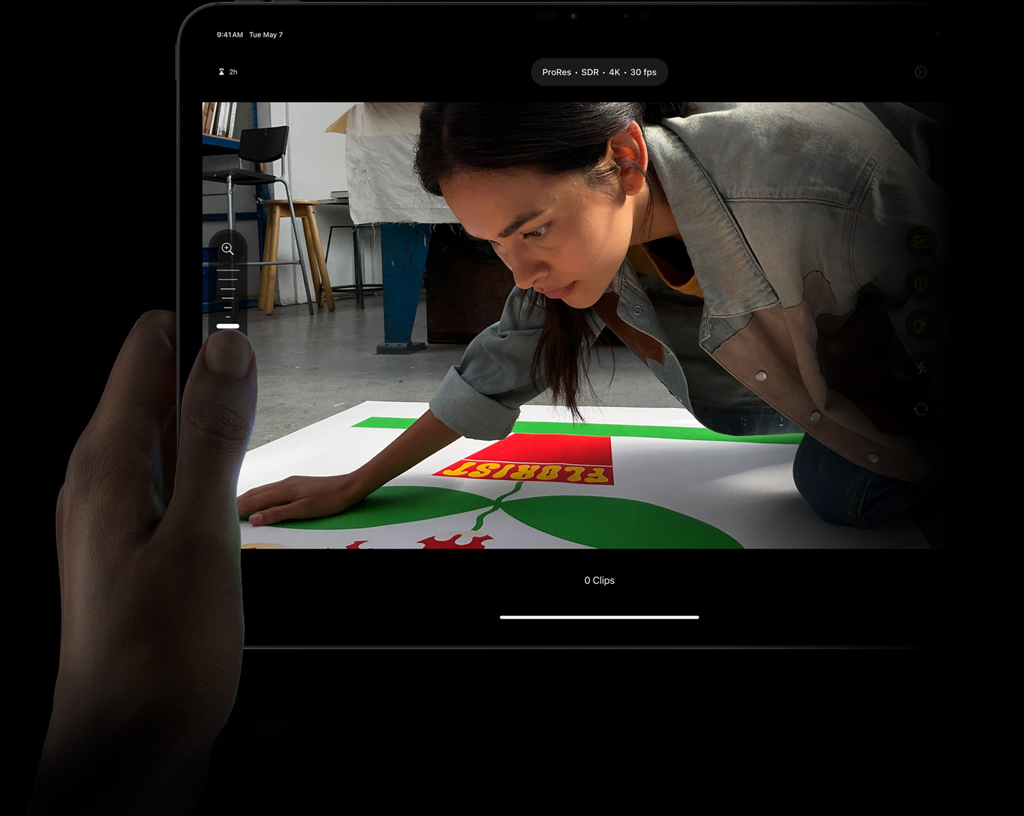 在 iPad?Pro 上使用 iPad 版 Final?Cut?Pro，一個人的拇指正在通過專業(yè)攝像機模式的手動控制選項，調(diào)整 ProRes 素材的焦點。