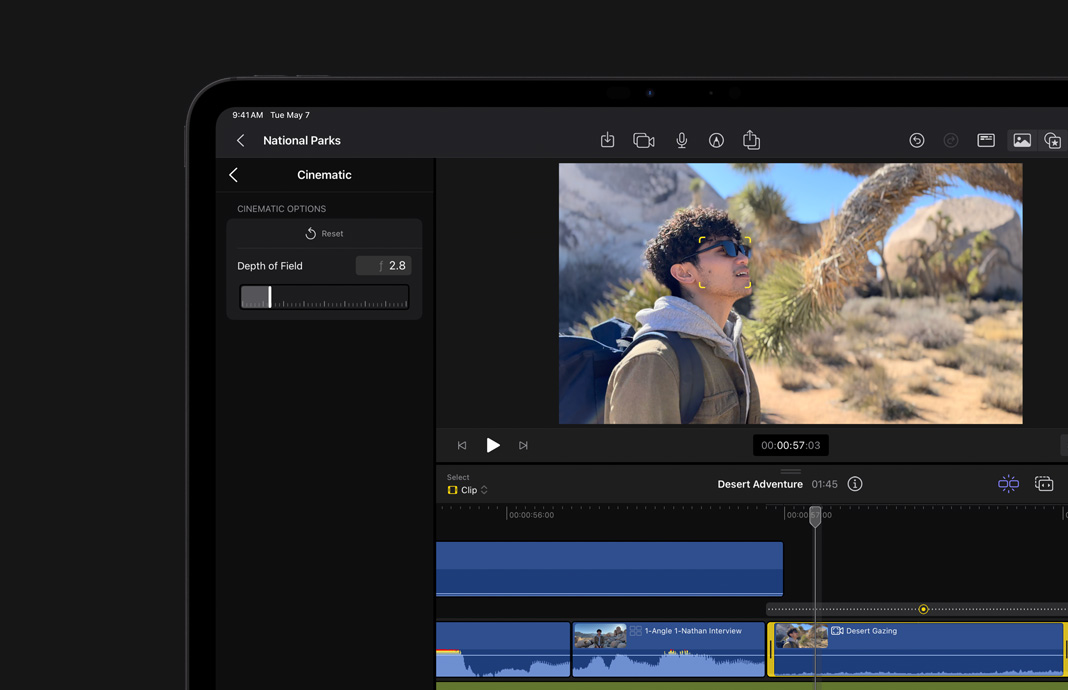 在 iPad 版 Final Cut Pro 中剪輯以 iPhone 電影效果模式拍攝的視頻，焦點設(shè)定在前景中的年輕人上。