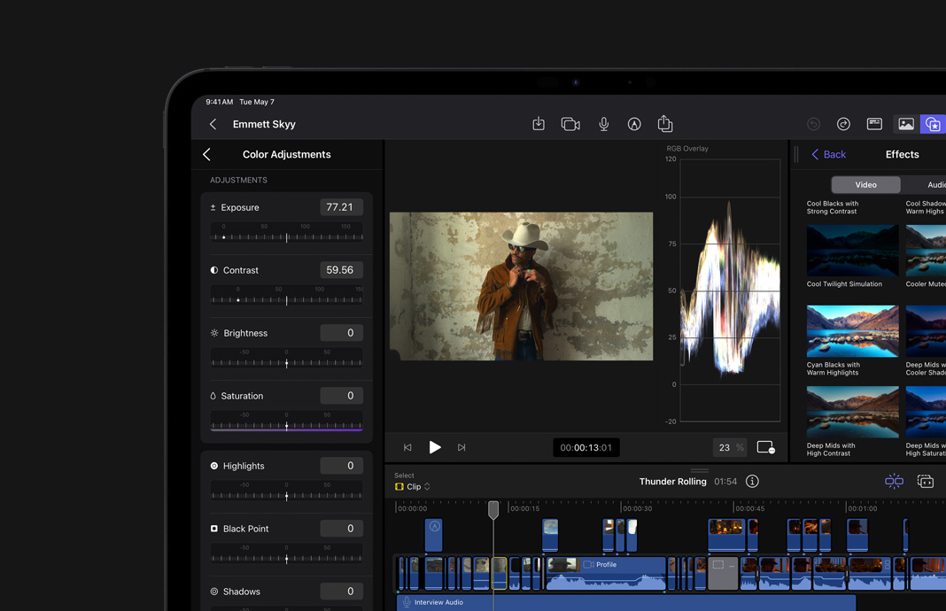 三個人走在沙漠風景中的素材，在 iPad Pro 上使用 iPad 版 Final Cut Pro Pro 展示調(diào)色數(shù)據(jù)。