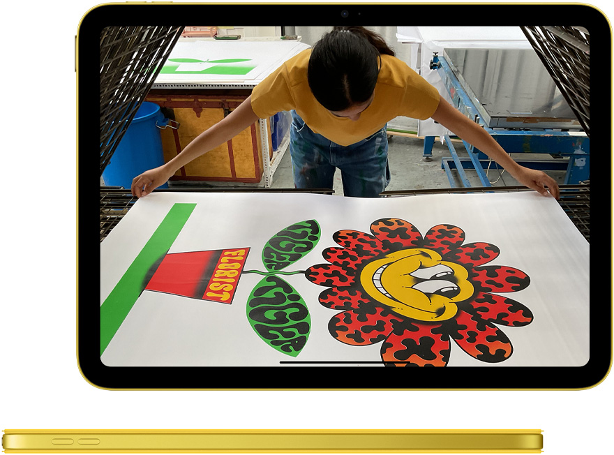 iPad 上的照片 app，以及搭配同色系智能雙面夾的黃色 iPad 的側(cè)面視圖