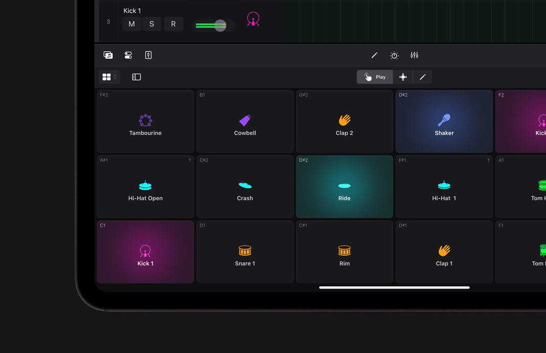 iPad Pro 特寫視圖展示 iPad 版 Logic Pro 中的自定鼓墊