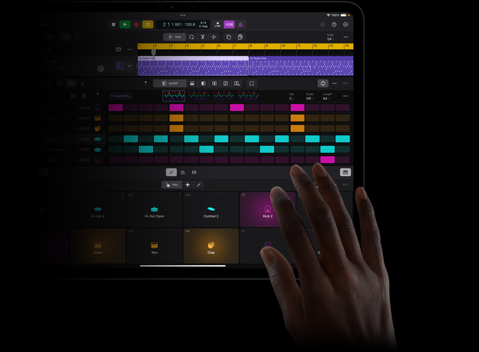 一只手點觸 iPad Pro 屏幕，在 iPad Pro 上的 iPad 版 Logic Pro 中創(chuàng)建聲音節(jié)拍。