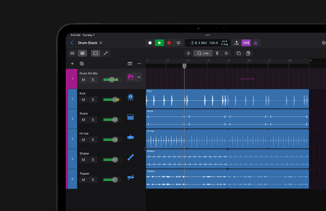iPad 版 Logic Pro 的用戶界面，展示分組演奏軌道整齊疊放在一起。