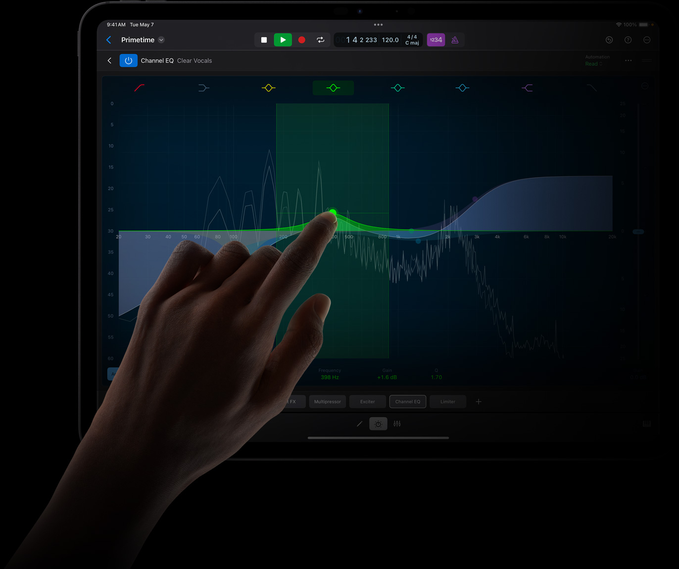 一只手點觸 iPad Pro 屏幕，在 iPad Pro 上的 iPad 版 Logic Pro 中進(jìn)行聲音波形編輯。