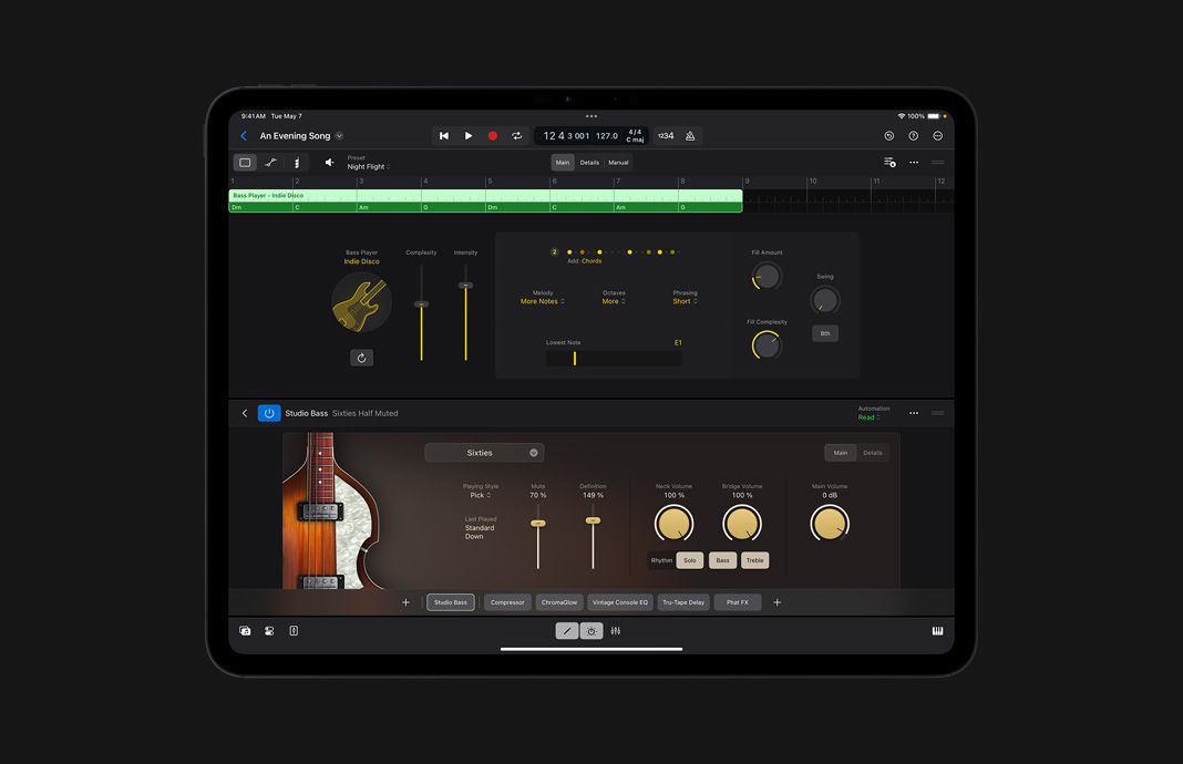 在 iPad Pro 上使用 iPad 版 Logic Pro 創(chuàng)作并演奏低音聲部。