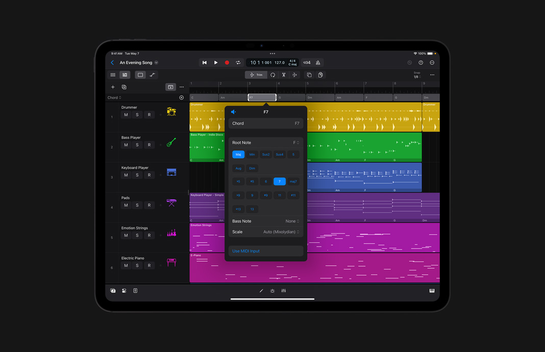 iPad Pro 展示，使用 iPad 版 Logic Pro 在和弦軌道中編輯和弦走向。