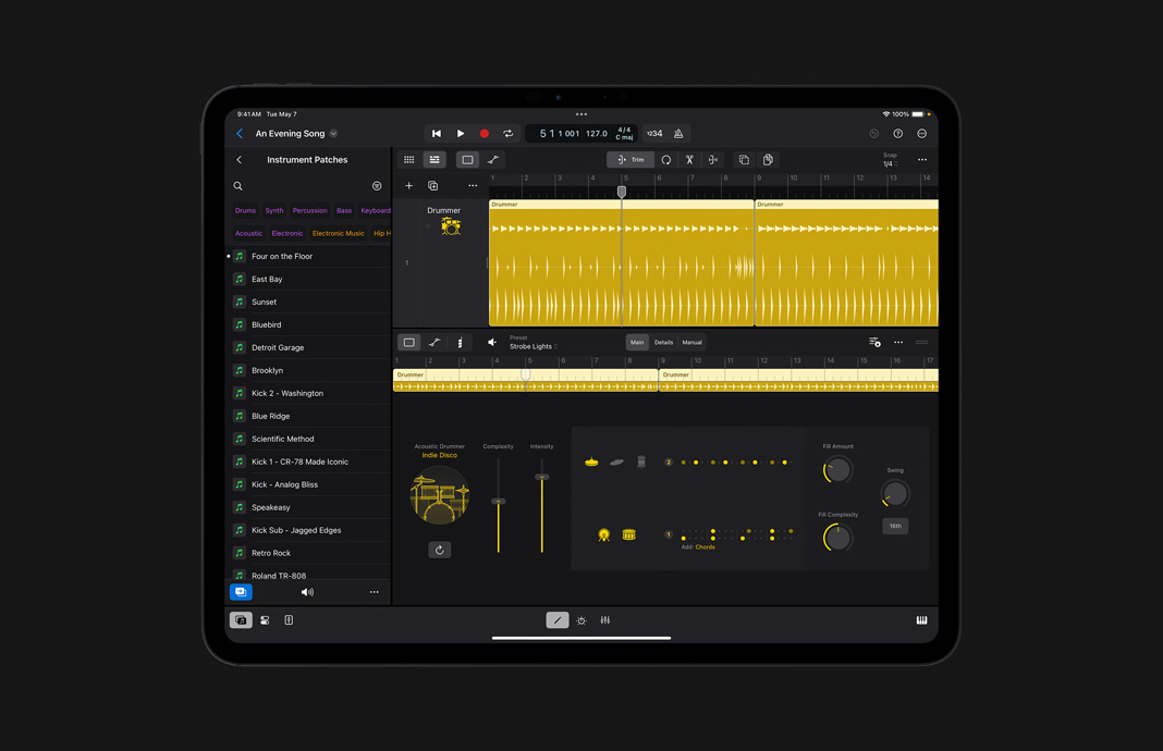 在 iPad Pro 上使用 iPad 版 Logic Pro 創(chuàng)作各類鼓點。