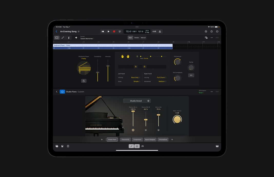 在 iPad Pro 上使用 iPad 版 Logic Pro 演奏鍵盤伴奏。