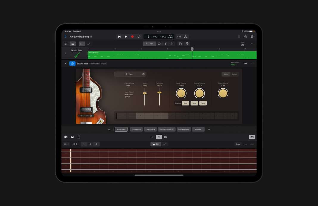 在 iPad Pro 上使用 iPad 版 Logic Pro 的錄音室貝司進(jìn)行聲音定制。