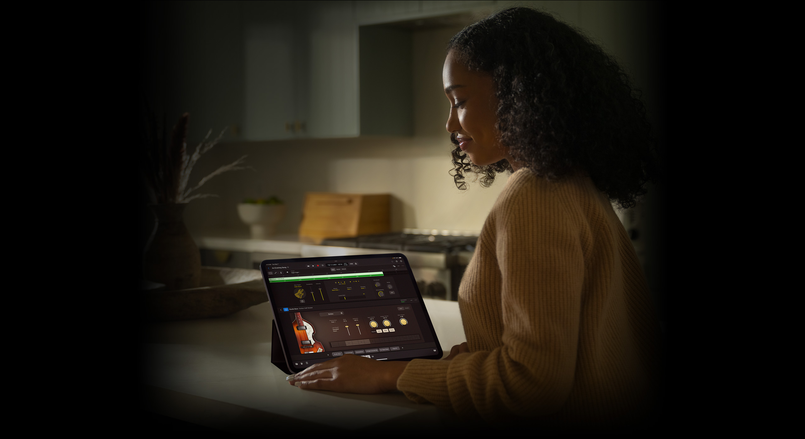 一個人在使用 iPad 版 Logic Pro 中的伴奏樂手。