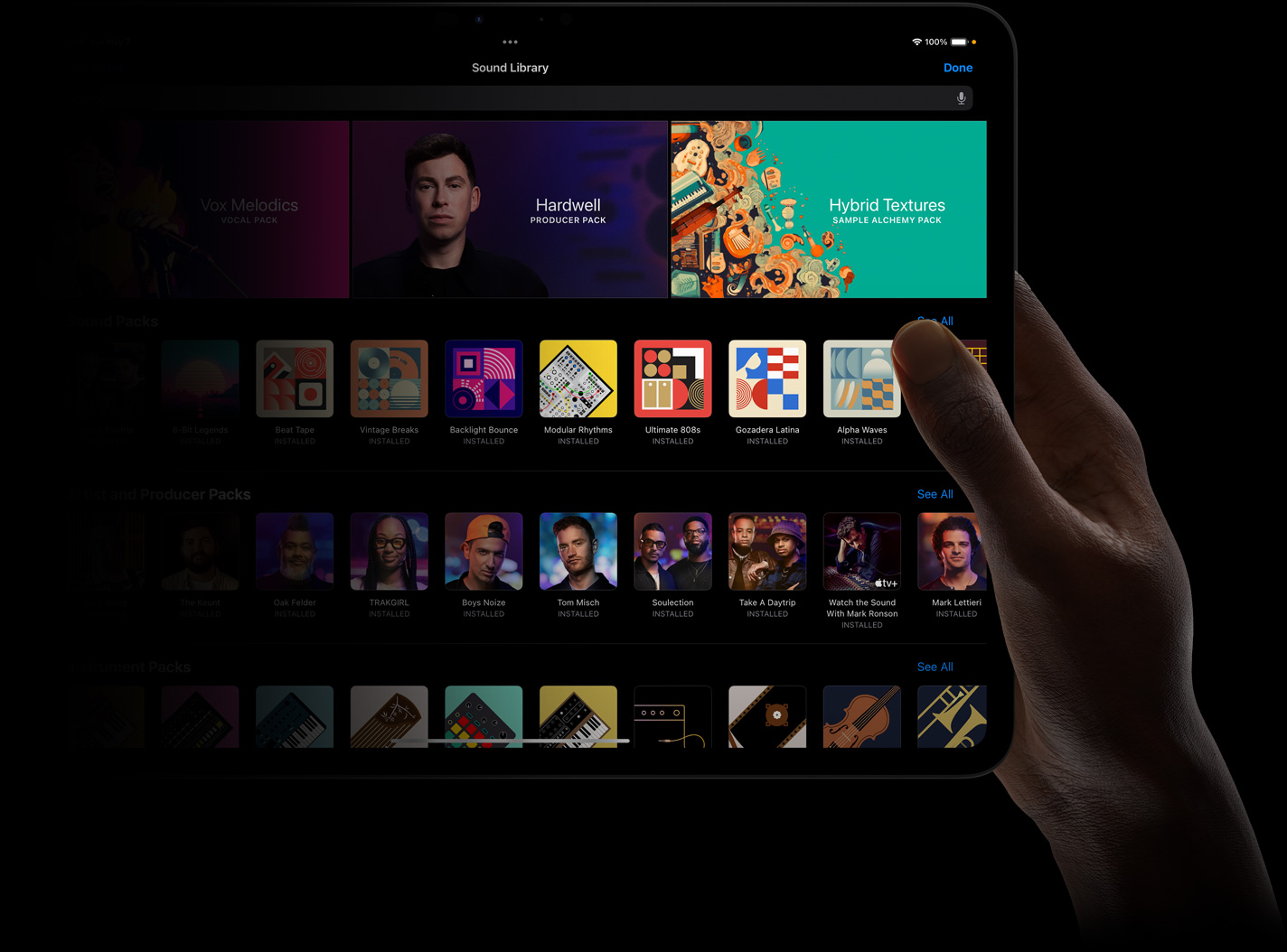 一只手拿著一部 iPad Pro，屏幕顯示聲音資源庫。
