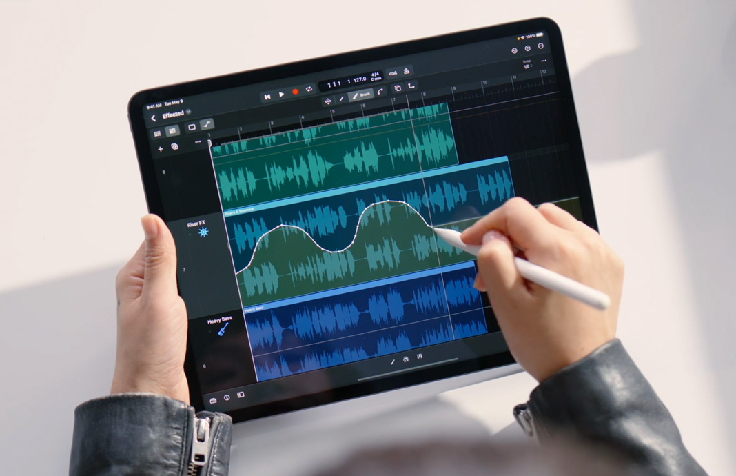 在 iPad 版 Logic Pro 中使用 Apple Pencil 剪輯聲音片段。