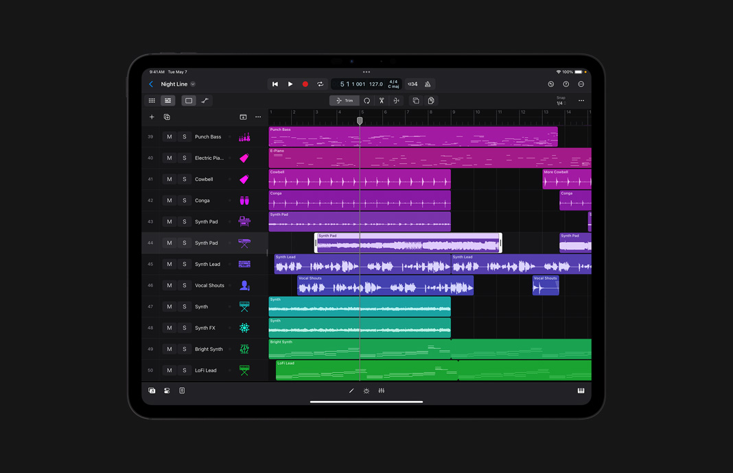 iPad Pro 展示 Logic Pro 中的一個多音軌項目，使用寬大的項目導(dǎo)航視圖。