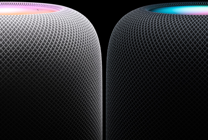 一部白色和一部午夜色 HomePod 并排放置。
