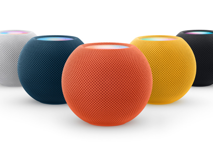 從左至右為白色、藍(lán)色、橙色、黃色和午夜色 HomePod mini 各一部。
